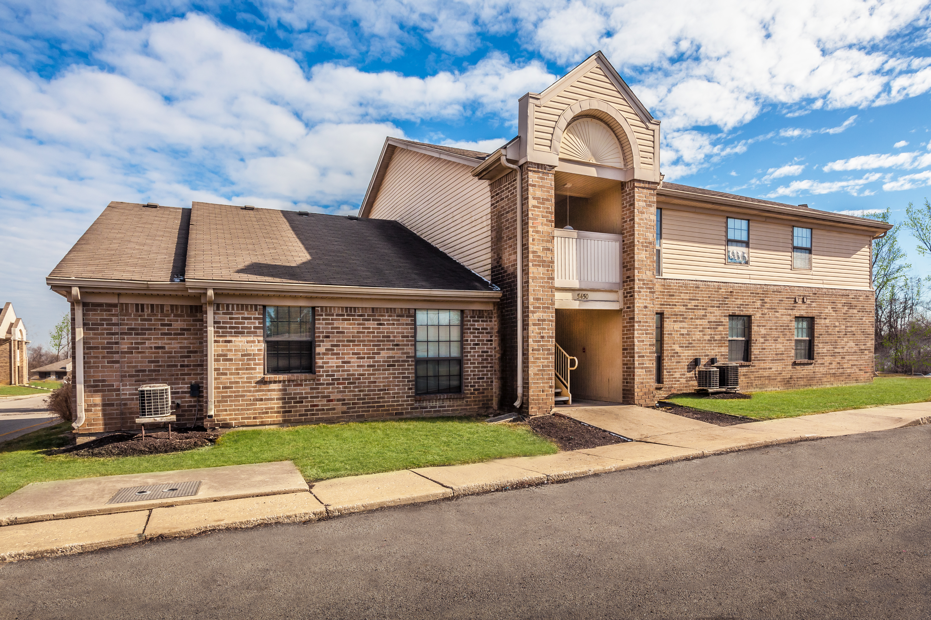 Falcon Creek Place The Multifamily Advisory Group at Cushman & Wakefield